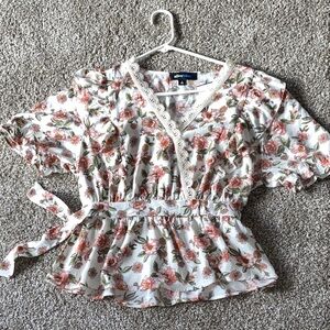 💜 Floral Blouse in White and Pink